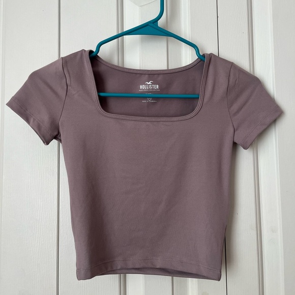 Hollister Tshirt - Picture 1 of 2